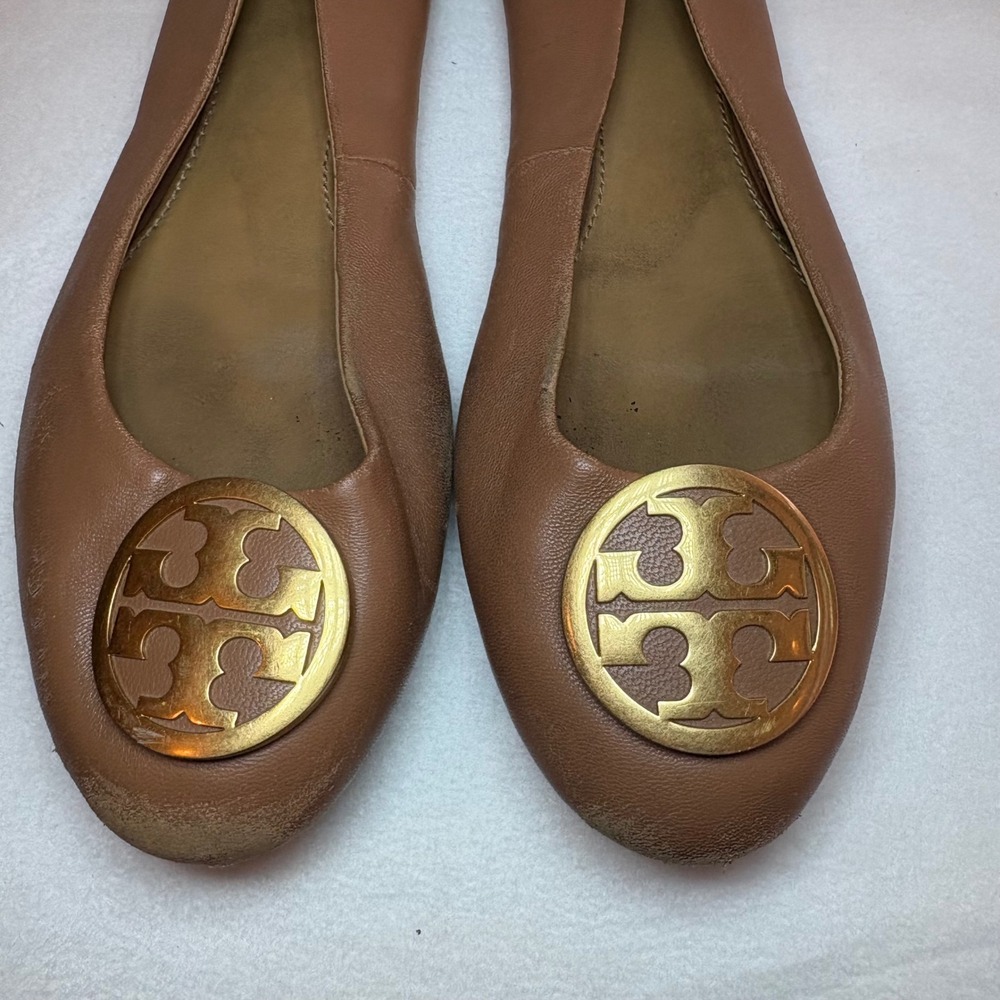 Tory Burch Reva Ballet Flats Tan Leather Gold Logo Medallion Size 7.5 - Picture 3 of 5